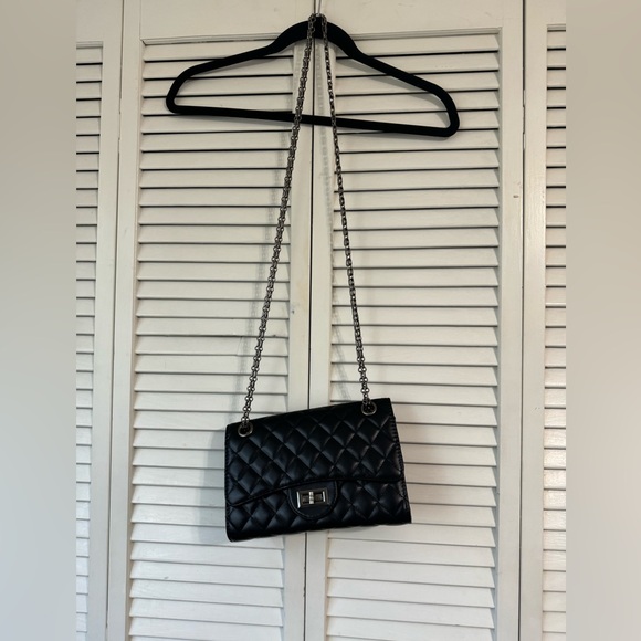 Elegant Black Quilted Shoulder Bag - Picture 5 of 6